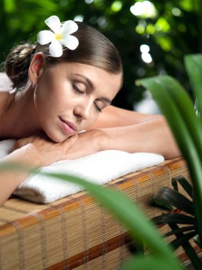 Kaplıca ortamında genç ve güzel bir kadının portresi.  