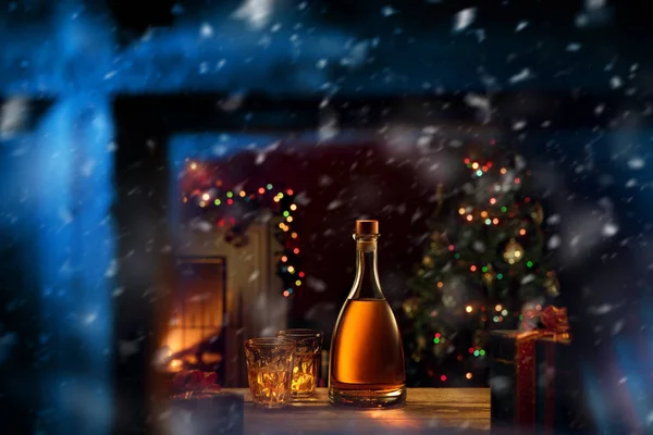 Närbild Bild Två Glas Med Whisky Och Flaska Färg Tillbaka — Stockfoto