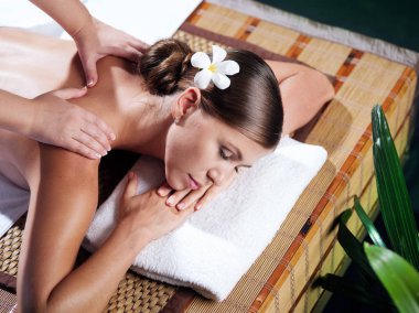 Kaplıca ortamında genç ve güzel bir kadının portresi.  