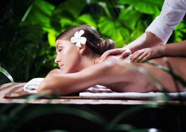 Kaplıca ortamında genç ve güzel bir kadının portresi.  