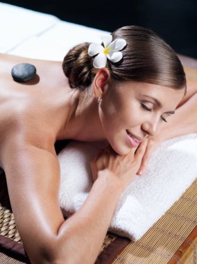 Kaplıca ortamında genç ve güzel bir kadının portresi.  