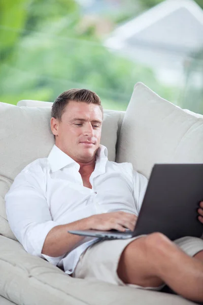 Retrato Jovem Sofá Com Laptop Ambiente Casa Verão — Fotografia de Stock