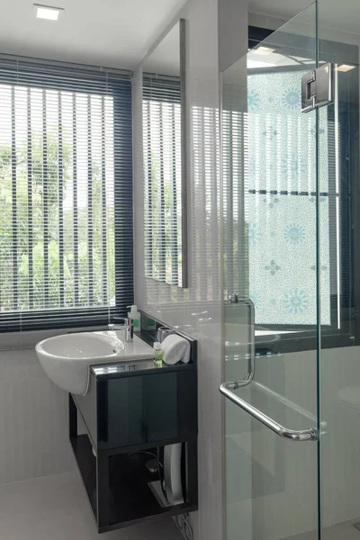 Vista Agradável Azulejos Banheiro Moderno Porta Chuveiro Vidro — Fotografia de Stock