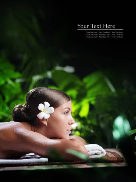 Retrato Joven Hermosa Mujer Ambiente Spa Banner Espacio Para Texto — Foto de Stock