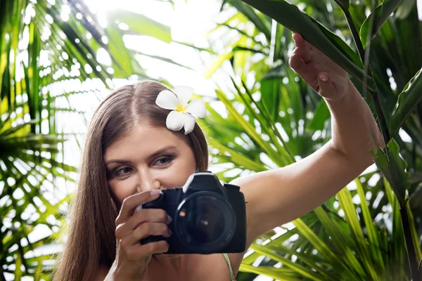 Portrét Pěkné Mladé Ženy Fotí Džungli — Stock fotografie