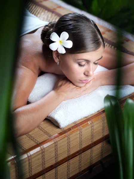 Retrato Mujer Hermosa Joven Ambiente Del Balneario — Foto de Stock