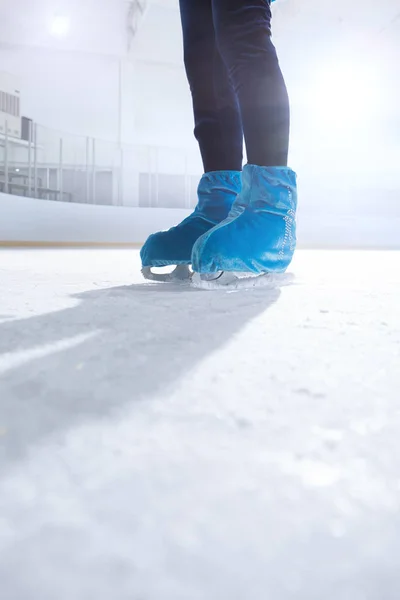 Vista Cerca Del Patinador Artístico Sobre Fondo Arena Hielo Oscuro — Foto de Stock