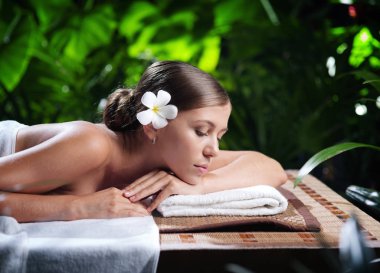 Kaplıca ortamında genç ve güzel bir kadının portresi.  