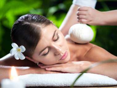 Kaplıca ortamında genç ve güzel bir kadının portresi.  