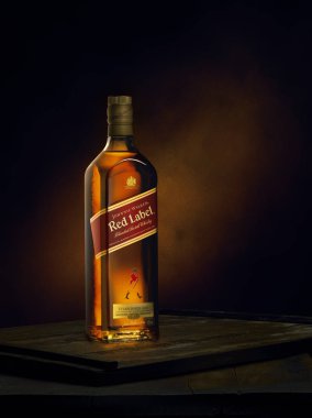 Phuket, Tayland-01 Şubat 2019. Johnnie Walker Red Label viski renk arka plan üzerinde izole karışık. Johnnie Walker harmanlanmış Scotch viski dünyada en yaygın olarak dağıtılmış markasıdır..
