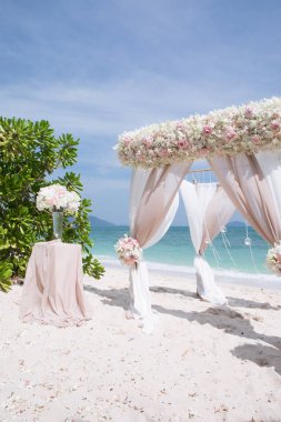 tropikal yaz sahilde düğün dekorasyon görünümü 