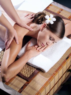 Kaplıca ortamında genç ve güzel bir kadının portresi.  