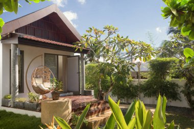 Yaz ortamında güzel bir bambu kulübesi manzarası