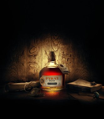 Phuket, Tayland - 01 Şubat 2019. Pyrat Rum XO rezervi. Batı Hint Adaları 'ndaki Anguilla Rums Ltd.' den çok özel bir kehribar Karayip harmanlanmış rom..