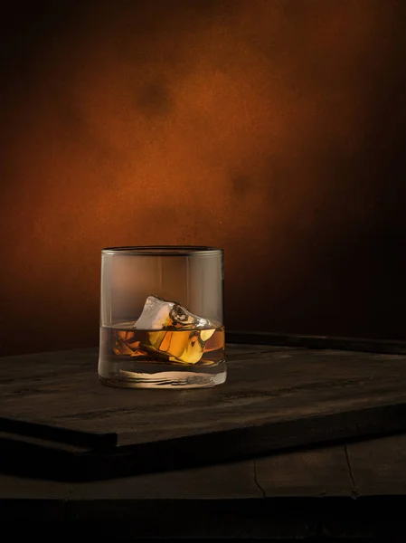 Blick Auf Glas Whisky Mit Eis Auf Farbigem Hintergrund — Stockfoto