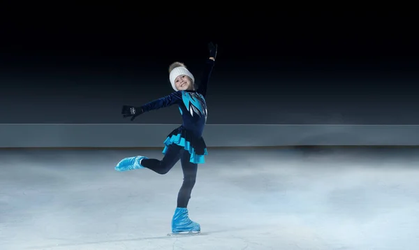 Vista Del Patinador Artístico Infantil Sobre Fondo Arena Hielo Oscuro — Foto de Stock