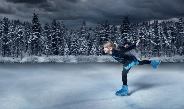 Vista Niño Patinador Artístico Invierno Lago Fondo — Foto de Stock