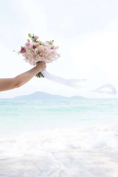 Vista Mão Mulher Com Buquê Fundo Mar Azul — Fotografia de Stock