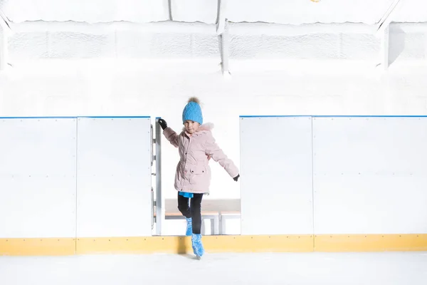 Küçük Kız Mavi Şapka Pembe Ceket Görünümünü Buz Pateni Için — Stok fotoğraf