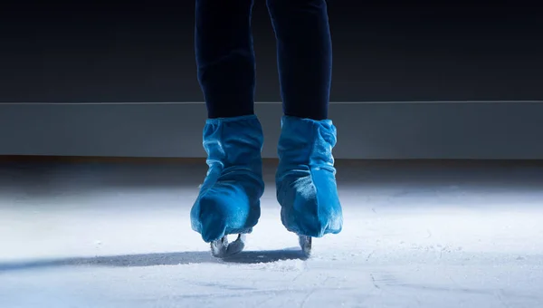 黑暗冰场背景下花样滑冰选手的近景 — 图库照片