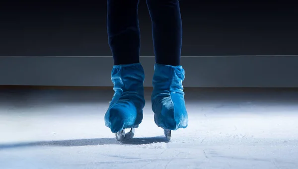 Close Zicht Van Kunstschaatser Donker Ijs Arena Achtergrond — Stockfoto