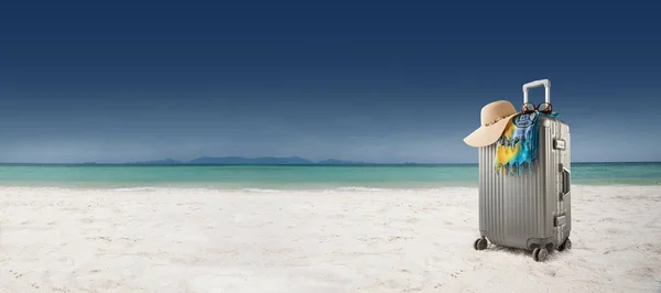 Вид Серый Чемодан Парео Шляпой Тропическом Пляже — стоковое фото