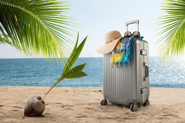 Resväska Med Hatt Sarong Och Solglasögon Soliga Tropic Beach — Stockfoto