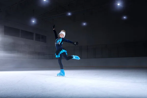 Vue Patineur Artistique Enfant Sur Fond Arène Glace Sombre — Photo