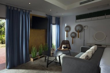 Görünümü güzel şık modern otel odasının kahve masa ve sandalye