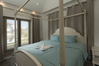 Beyaz, şık, modern yatak odasının panoramik manzarası