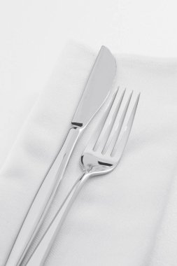 güzel çelik çatal ve bıçak bakış beyaz peçete üzerinde kapatın