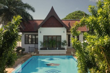 Tropik ortamda güzel Tayland tarzı villa manzarası   