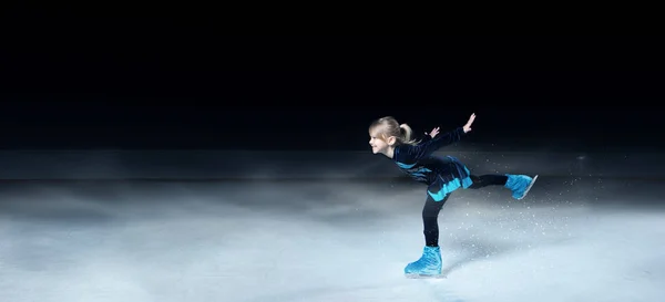 Zicht Kind Figuur Schaatser Donker Ijs Arena Achtergrond — Stockfoto