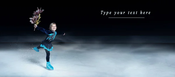 Vista Del Patinador Artístico Infantil Sobre Fondo Arena Hielo Oscuro —  Fotos de Stock