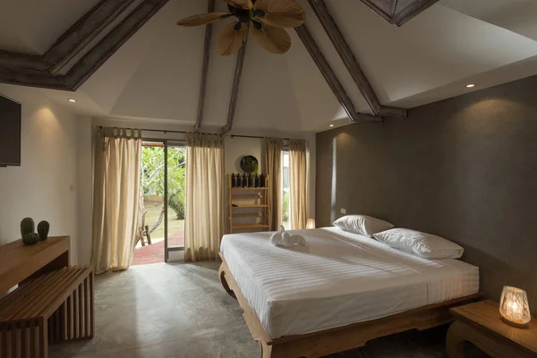 Панорамний Вид Красивої Білої Стильної Сучасної Спальні — стокове фото