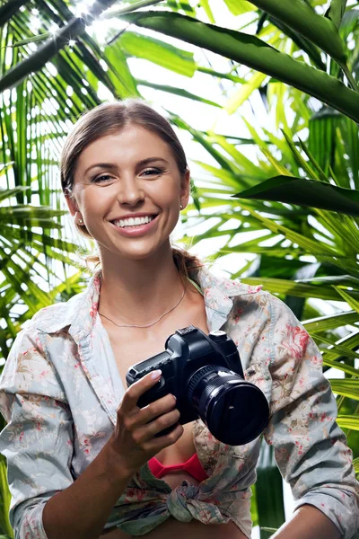 Portrét Pěkné Mladé Ženy Fotí Džungli — Stock fotografie