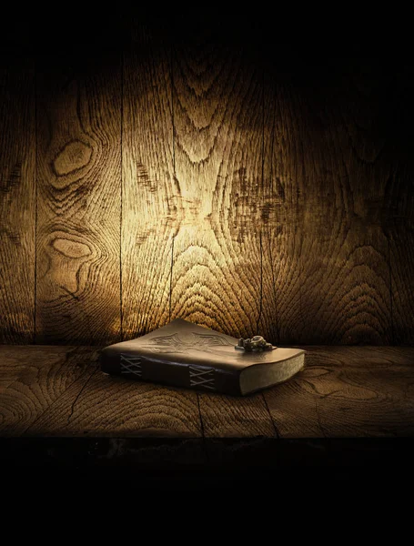 Nahaufnahme Eines Antiken Buches Auf Alter Holzrückseite — Stockfoto