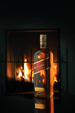 Phuket, Tayland-01 Şubat 2019. Johnnie Walker Red Label viski renk arka plan üzerinde izole karışık. Johnnie Walker harmanlanmış Scotch viski dünyada en yaygın olarak dağıtılmış markasıdır..