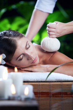  Kaplıca ortamında genç ve güzel bir kadının portresi.  