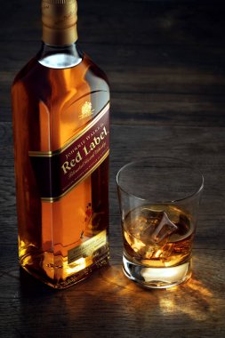 Phuket, Tayland-01 Şubat 2019. Johnnie Walker Red Label viski renk arka plan üzerinde izole karışık. Johnnie Walker harmanlanmış Scotch viski dünyada en yaygın olarak dağıtılmış markasıdır..