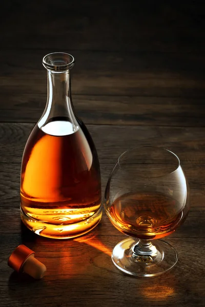 Vue Verre Whisky Une Bouteille Côté Sur Fond Bois Couleur — Photo