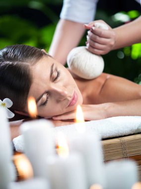 Kaplıca ortamında genç ve güzel bir kadının portresi.  