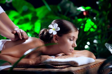 Kaplıca ortamında genç ve güzel bir kadının portresi.  