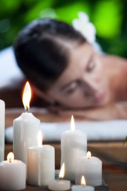 Kaplıca ortamında genç ve güzel bir kadının portresi.  