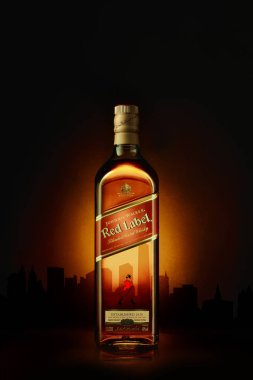Phuket, Tayland-01 Şubat 2019. Johnnie Walker Red Label viski renk arka plan üzerinde izole karışık. Johnnie Walker harmanlanmış Scotch viski dünyada en yaygın olarak dağıtılmış markasıdır..