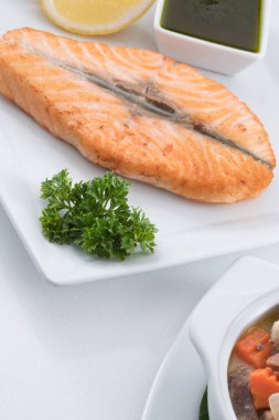 Beyaz sırtlı lezzetli yemeğin yakın görüntüsü.