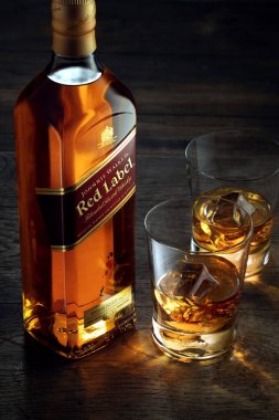 Phuket, Tayland-01 Şubat 2019. Johnnie Walker Red Label viski renk arka plan üzerinde izole karışık. Johnnie Walker harmanlanmış Scotch viski dünyada en yaygın olarak dağıtılmış markasıdır..