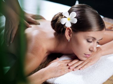 Kaplıca ortamında genç ve güzel bir kadının portresi.  