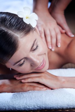 Kaplıca ortamında genç ve güzel bir kadının portresi.  