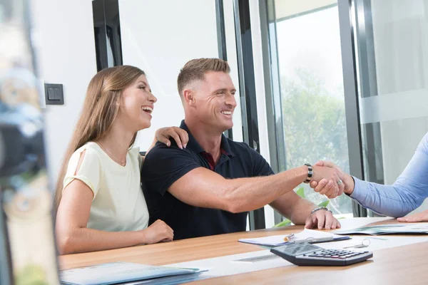 Retrato Bonita Pareja Joven Fondo Oficina Negocios — Foto de Stock